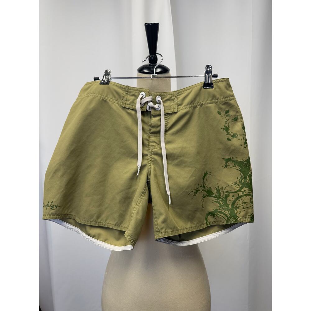 Oakley green swim shorts w/ design & lace up front. 
Size 4 
Waist-16 
Length 13
